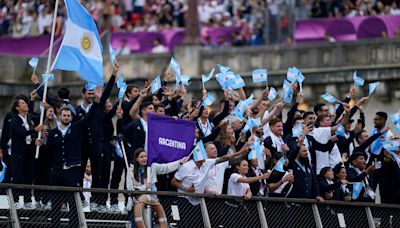 Juegos Olímpicos París 2024: la delegación argentina fue una de las primeras en navegar por el Sena y disfrutó con cantos futboleros