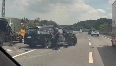 國道名車駕駛分心猛撞緩撞車 賠償恐破百萬元