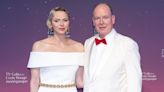 Charlene de Mónaco deslumbra en la gala de la Cruz Roja, junto al príncipe Alberto, con un espectacular vestido blanco Bardot