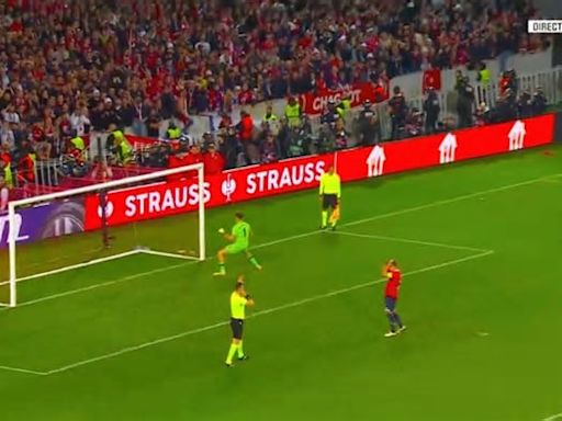 World Cup Hero Emi Martinez Trolls Upset Fans in France by Dancing After Game-Winning Penalty Save