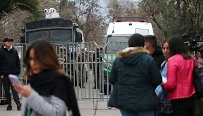 La angustia de venezolanos en Chile tras el cierre de su Embajada - La Tercera