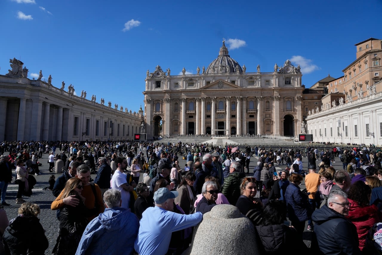Crowd bursts into song, belts out hit country song at the Vatican