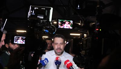 Boulos acena para Tarcísio e diz que, se eleito, vai chamá-lo para construir soluções na segurança