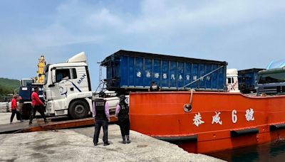 小琉球垃圾堆置600噸 屏東縣府動員貨輪+垃圾轉運車處理