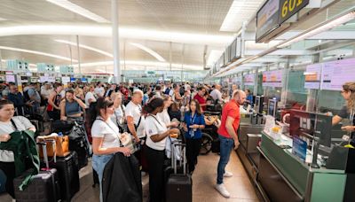 Viajeros afectados por el caos informático en el aeropuerto de El Prat: 'Hemos perdido nuestra luna de miel'