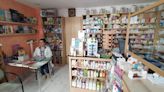 Entre paracetamol y el último 'best seller': la farmacia de Almiserà que vende medicinas y libros