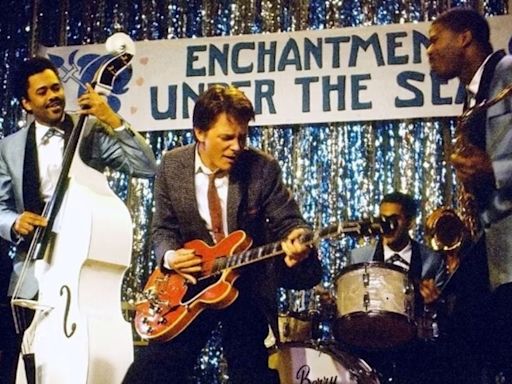 Cómo se hizo la legendaria escena de Volver al Futuro en que Marty McFly toca la guitarra (e inventa el Rock & Roll) - La Tercera