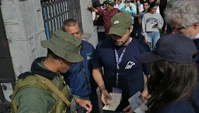 Observadores del Centro Carter recorren centros de votación durante la jornada electoral en Venezuela