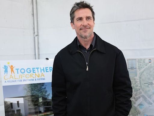 El actor Christian Bale, de ‘Batman’, construye millonario pueblo para huérfanos