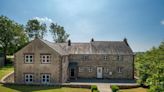 Grand property with stables and a paddock now available to let