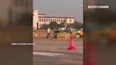 影／六四事件35周年前夕 北京計程車「衝撞天安門」疑撞飛警