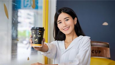 濃香咖啡與黑糖梅酒聯姻！cama café攜手日本CHOYA梅酒打造「冰梅酒拿鐵」