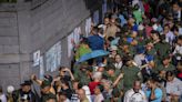 Eleição na Venezuela: Urnas fecham com atraso e oposição pede que eleitores acompanhem apuração em seções eleitorais