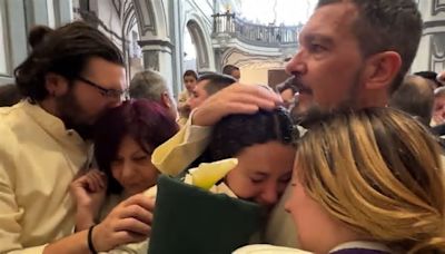 Antonio Banderas abraza a unas niñas que lloraban desconsoladas: "A veces tocan las lágrimas y otras los favores"