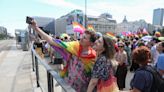 Miles de personas desfilan en Varsovia en la marcha del Orgullo conjunta con Kiev