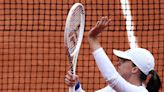 Ruthless Swiatek crushes Vondrousova to make French Open semis