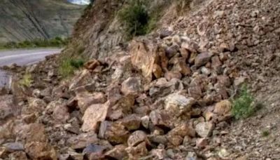Jammu: rain-triggered massive landslide blocks Kishtwar-Paddar road