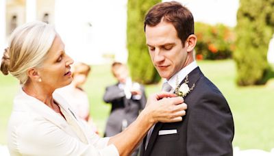 Wedding guests left cringing over groom and mom's awkward slow dance