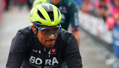 Daniel Martínez acaricia podio en Giro de Italia, luego de llegar tercero en la etapa 20