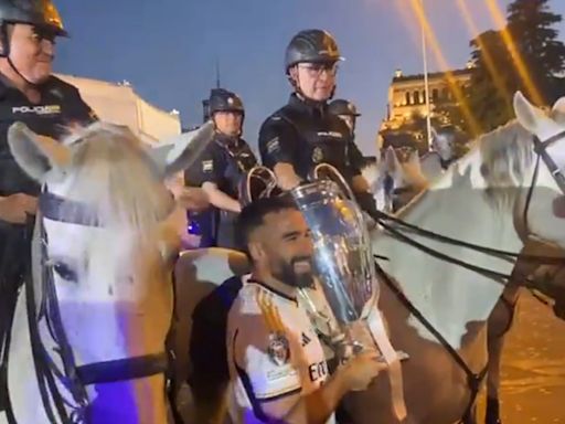El padre de Carvajal escolta a caballo el autobús del Real Madrid y Dani le entrega la Champions en Cibeles