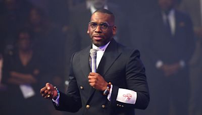 Pastor Jamal Bryant Asks Pastor Karri Turner For Her Hand In Marriage!