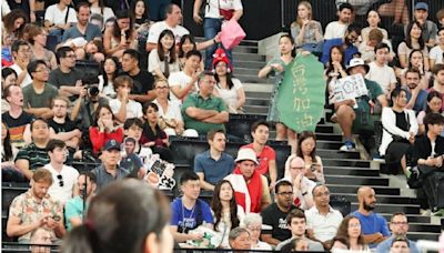 巴黎奧運／「麟洋配」4強賽場邊有騷動 台灣加油海報疑遭小粉紅撕搶