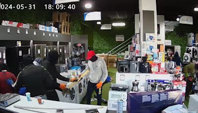 Amenazando con palos y con la cara tapada: así roban en una tienda de electrodomésticos de Sevilla a plena luz del día