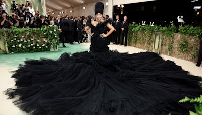 Cardi B trajo el glamour gótico (y montones de tul) a la Met Gala 2024