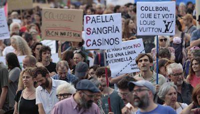 Más de 2.000 personas se manifiestan en Barcelona contra el turismo masivo