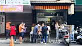 台中北屯區排隊傳統早餐店，大愛燒餅+油條蛋和鹹豆漿的絕佳組合～