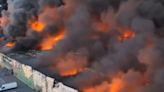 Vídeo: incêndio destrói maior shopping de Varsóvia; fumaça toma cidade