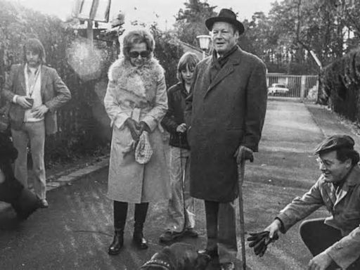 Günter Guillaume begleitet 1973 Bundeskanzler Willy Brandt (l, SPD) auf einer Reise in Schleswig-Holstein.Foto: dpa/DB dpa