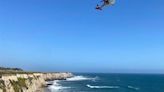 Rescatan a un surfista varado en remota playa