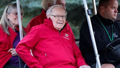 3 reasons to buy Berkshire Hathaway stock like there's no tomorrow