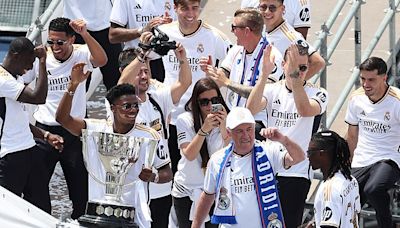 Ancelotti does the conga with Real Madrid players during title party