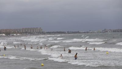 Playas llenas a pesar de las lluvias en València