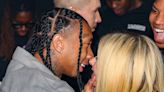 Avril Lavigne confirma su romance con Tyga con un beso en la Semana de la Moda de París