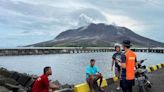 Milhares deixam área remota da Indonésia após erupção de vulcão que provocou alerta de tsunami
