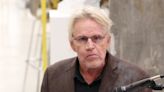 El representante de Gary Busey explica por qué se bajó los pantalones en un parque