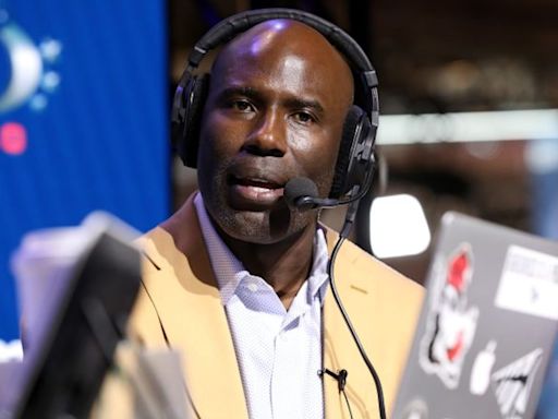 Terrell Davis, miembro del Salón de la Fama del fútbol americano, cuenta que lo expulsaron del avión tras tocar el brazo de un auxiliar de vuelo