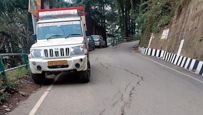Cracked road near Kasumpti
