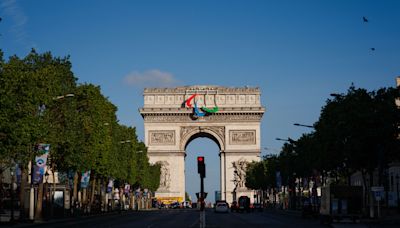 JO Paris 2024 : Les Agitos des paralympiques ornent l’Arc de Triomphe, un geste historique et une piqûre de rappel