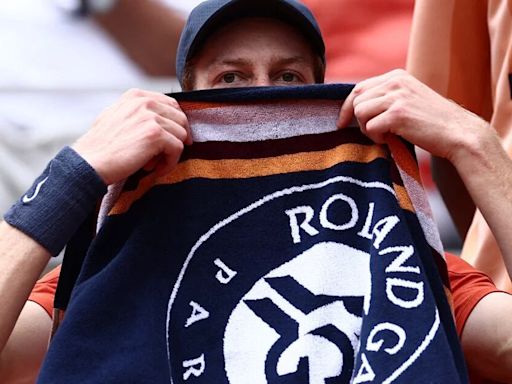 La reacción de Jannik Sinner al enterarse en cancha que se convirtió en número 1 del mundo tras la baja de Djokovic de Roland Garros