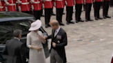 Jubileo de Platino: el príncipe Harry ayuda a Meghan Markle a enderezar el cuello de su vestido