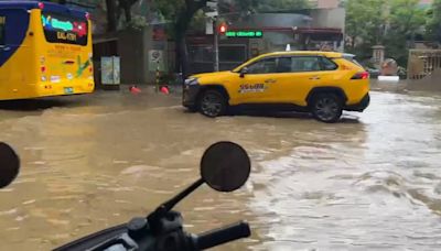 暴雨炸15縣市「雙北7區淹水警戒」 信義區傳災情…馬路變黃河淹進家裡