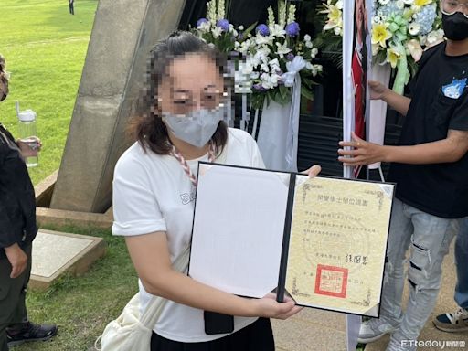 東海女大生追思會現場曝 校方頒畢業證書…回顧身影師生淚崩