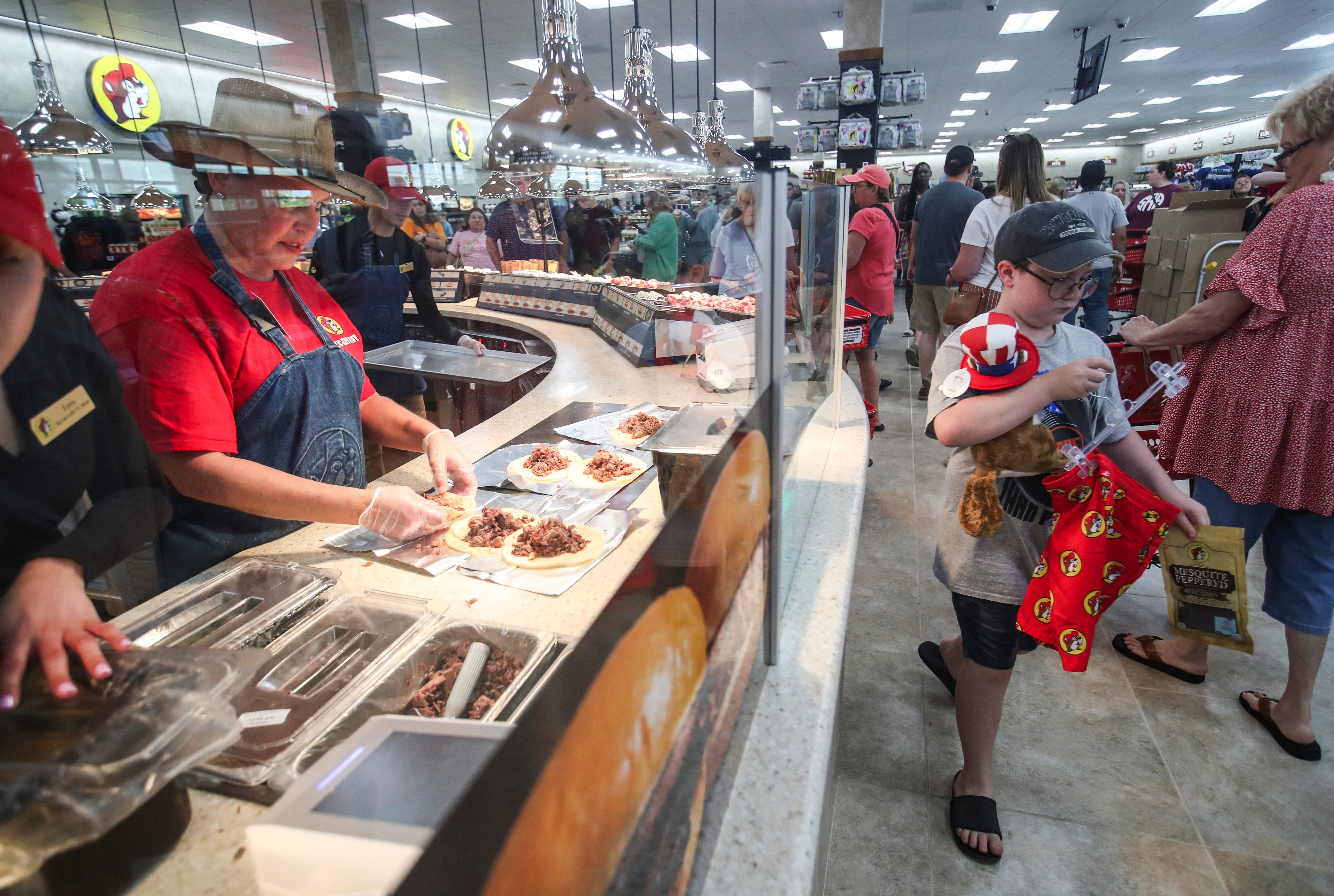 Hundreds descend on Smiths Grove to celebrate grand opening of KY's second Buc-ee's