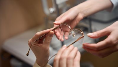 Trabajadores que usan gafas podrían recibir beneficio en Colombia; varias empresas lo tienen