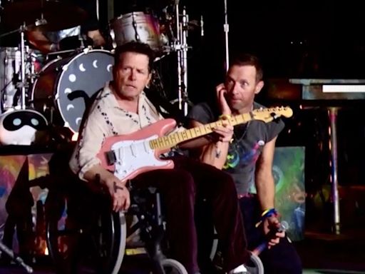 Michael J. Fox reaparece en público y toca junto a Coldplay en Glastonbury - La Tercera
