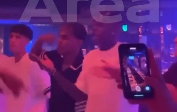 WATCH: Lamine Yamal and Nico Williams lead club dancing on platform together in Marbella